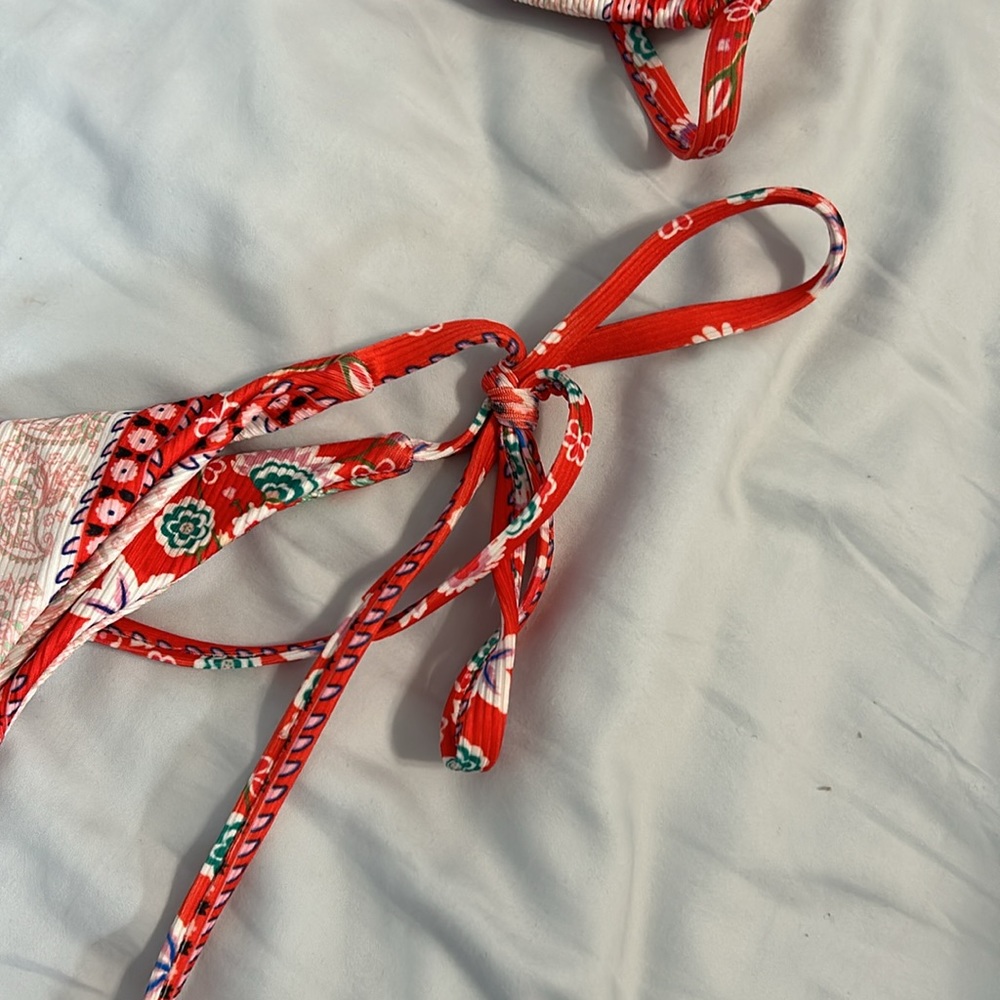 Red string bikini - Picture 3 of 3